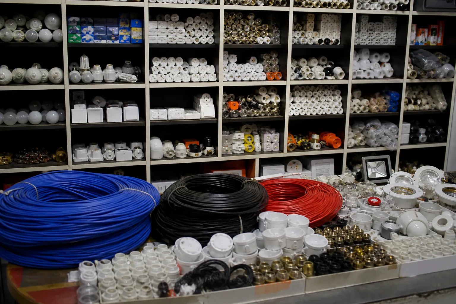 Câbles, ampoules et accessoires électriques rangés par familles